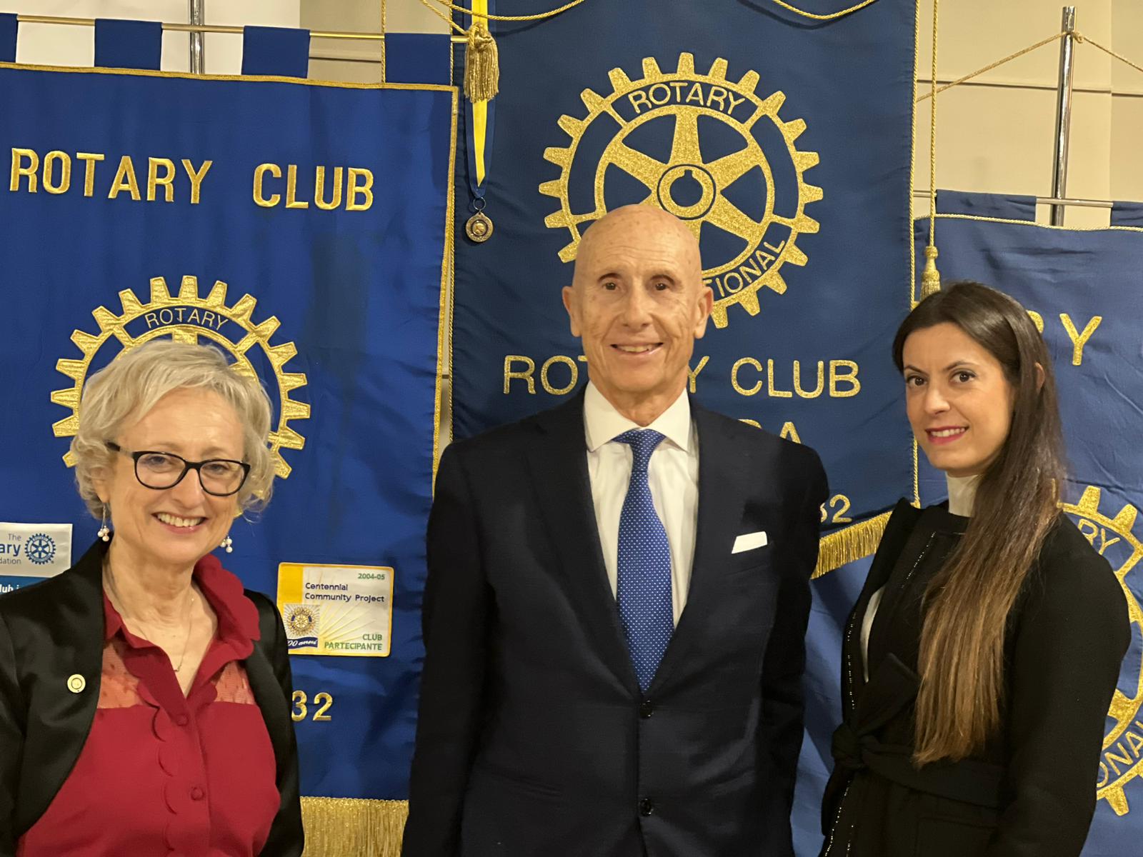 Al momento stai visualizzando Conferenza di Gianni Bertolusso sulla Intelligenza Artificiale all’Interclub dei Rotary Alba, Bra e Savigliano